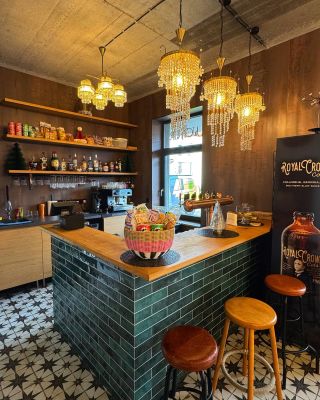 Tento bar si zaslúžil poriadnu dávku masívneho dubu! Vyrobili sme barovú dosku, ktorá dominuje priestoru, levitujúce...