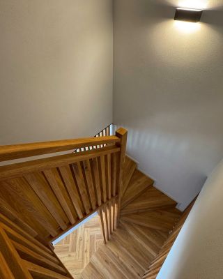 Schodisko nemusí byť len funkčný prvok – môže sa stať výrazným dizajnovým prvkom vášho interiéru. Toto zábradlie z...