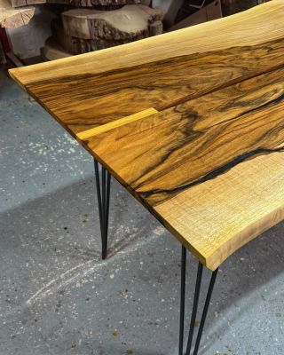 Monolit – jeden kus dreva, žiadne spoje, len čistá príroda. Tento orechový stôl nesie v sebe desiatky rokov rastu,...