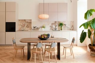 Jednoduchý tvar. Nezabudnuteľná kresba. Jedálenský stôl z masívneho orecha a živice vo farbe hlbokej lesnej zelene....