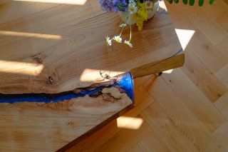 Jaseň patrí medzi najpevnejšie európske dreviny. Tento konkrétny kus je z tzv. „divokého jasena“ – stromu, ktorý rástol...