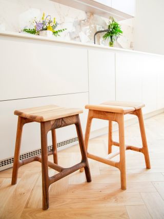 Barová alebo nízka? Každá má svoje výhody, vyber si tú svoju. 👉 Ktorú by si zobral ty? #stolička #masív #masívnedrevo...