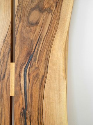 Každá línia dreva má svoj príbeh – orech a dub tvoria stol, ktorý je rovnako estetický, ako praktický. Jemná medzera medzi...